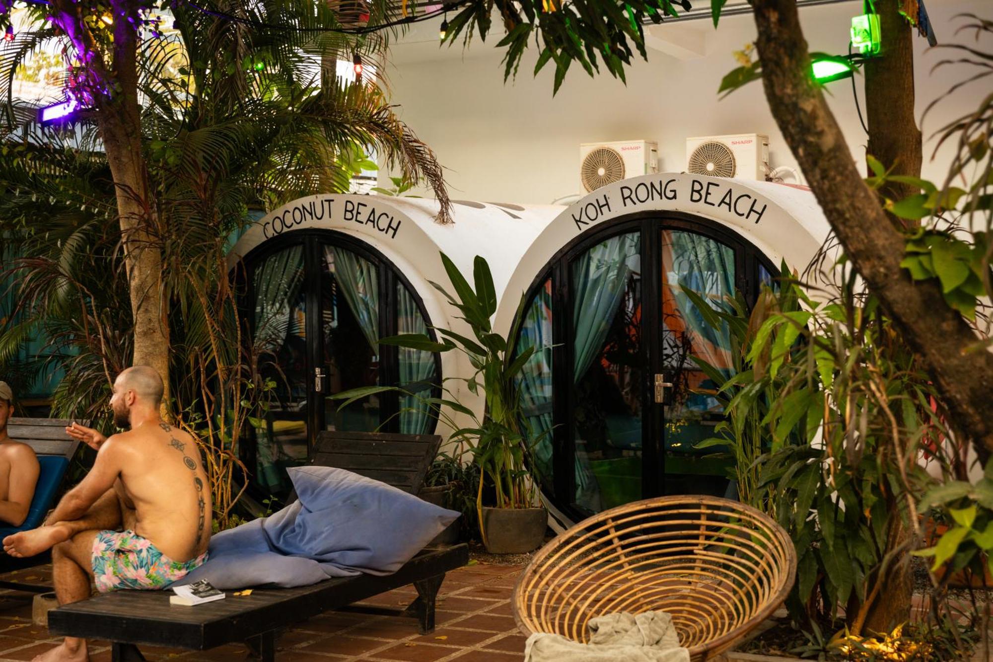 White Rabbit Hostel Сиемрип Экстерьер фото